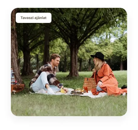 Pár piknikezik ősszel a parkban