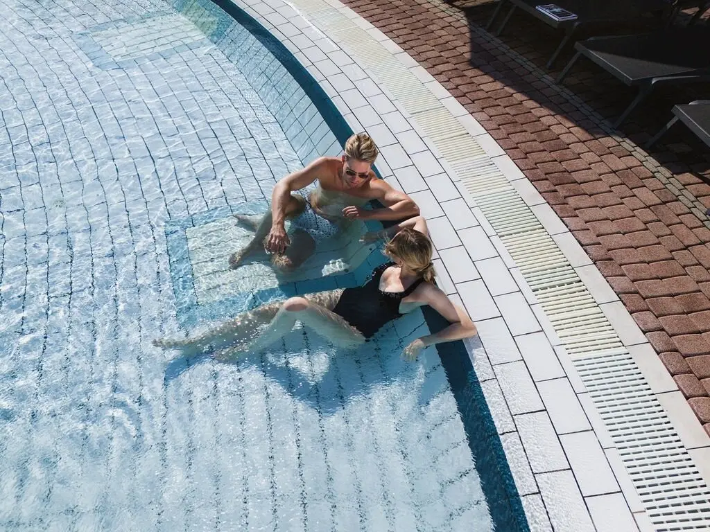 Vendégek a Lotus Therme gyógyvizes medencéjében