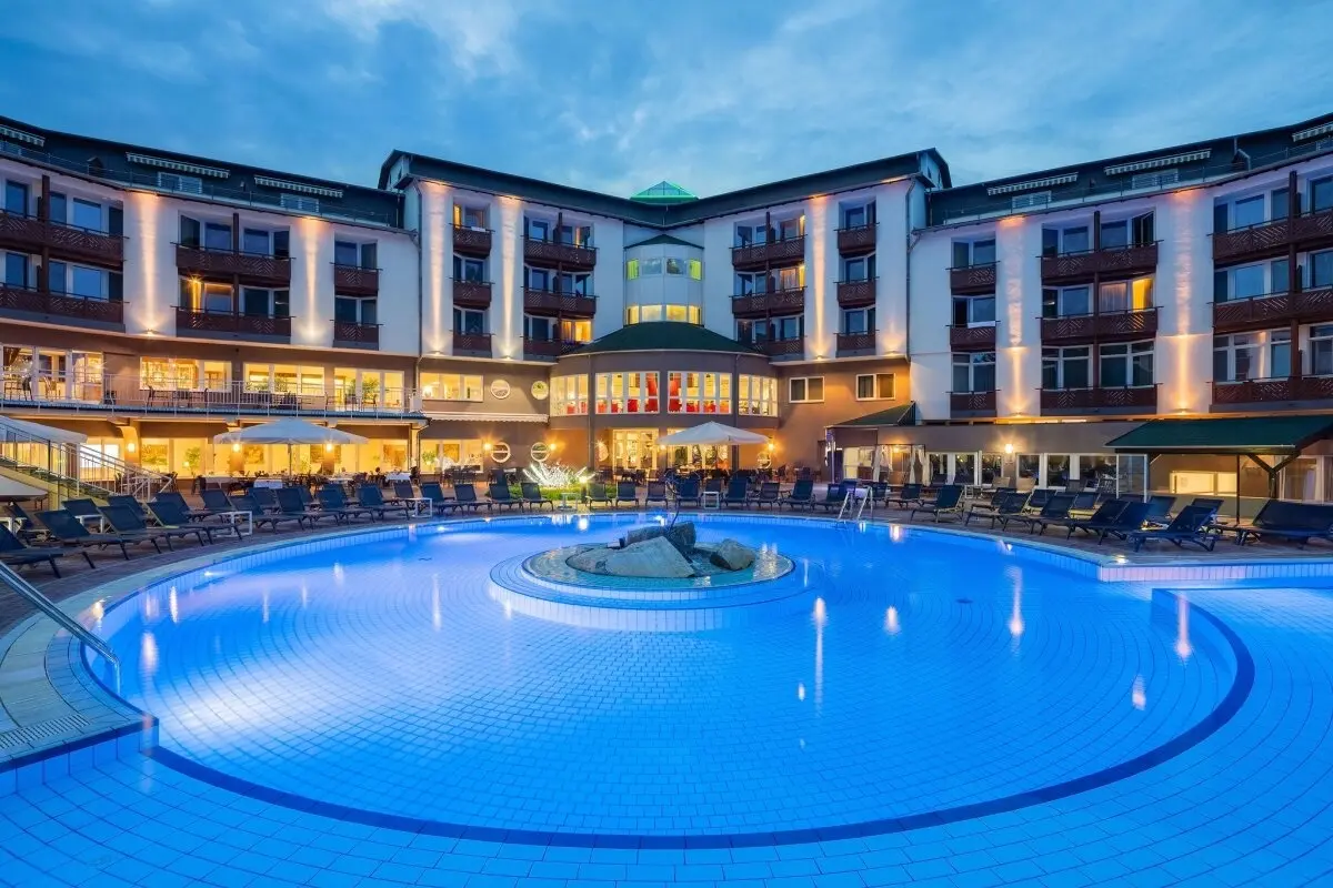 A Lotus Therme szálloda és medencéje esti fényben